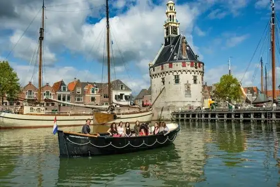 Watertaxi hoorn met Hoofdtoren